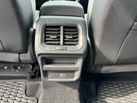 2025 Volkswagen Taos SE 4Motion