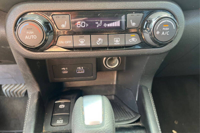 2022 Nissan Kicks SR