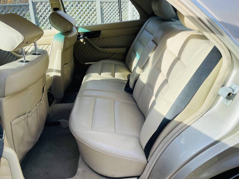 1990 Mercedes-Benz 300-Class 300 SE