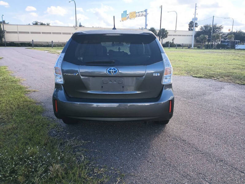 2012 Toyota Prius v Five