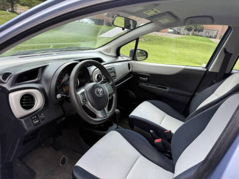 2012 Toyota Yaris 5-Door LE