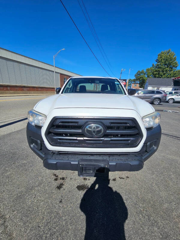 2018 Toyota Tacoma SR's photo