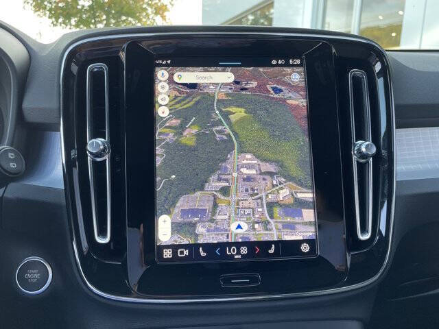 2025 Volvo XC40 B5 Core Bright Theme