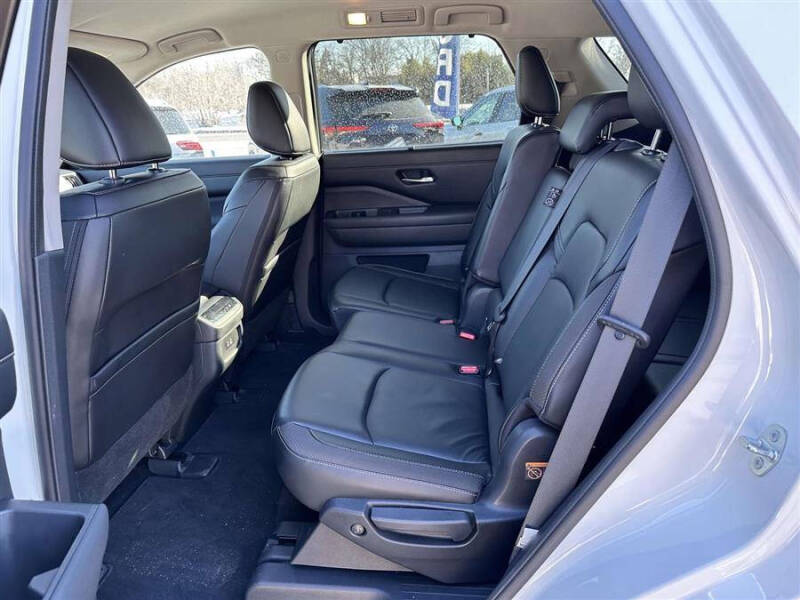 2023 Nissan Pathfinder SL
