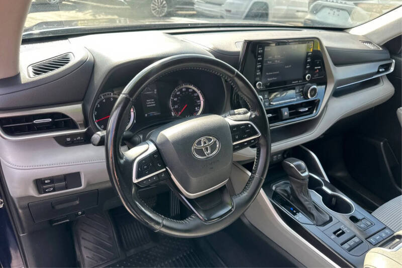 2022 Toyota Highlander LE