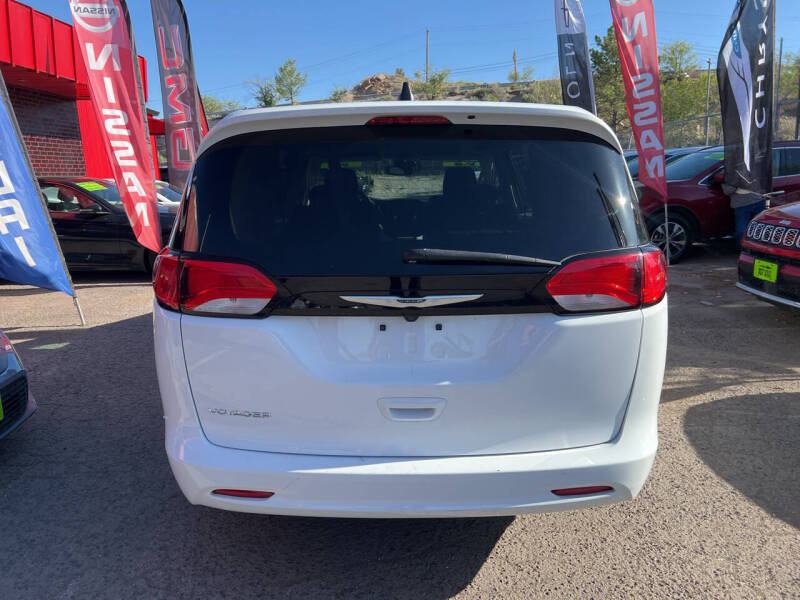 2023 Chrysler Voyager LX