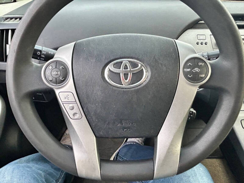 2014 Toyota Prius Three photo 11