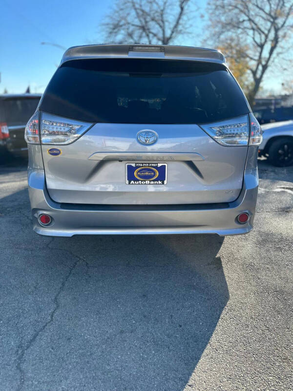 2013 Toyota Sienna SE 8-Passenger