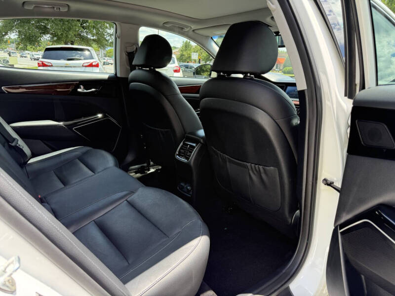 2017 Kia Cadenza Technology
