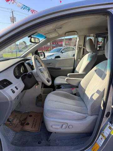 2013 Toyota Sienna LE 7-Passenger