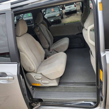 2013 Toyota Sienna LE 8-Passenger