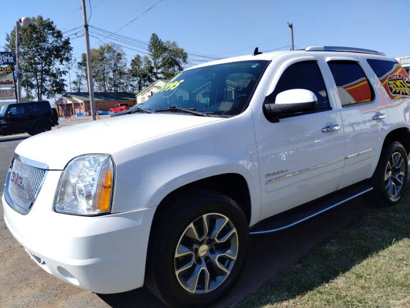 2011 GMC Yukon Denali photo 2