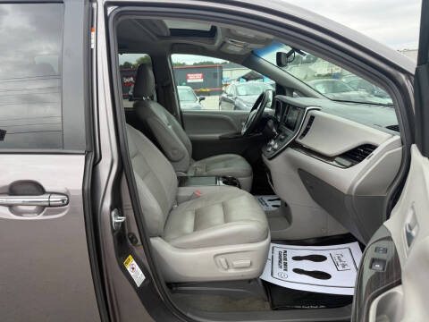 2017 Toyota Sienna XLE 8-Passenger
