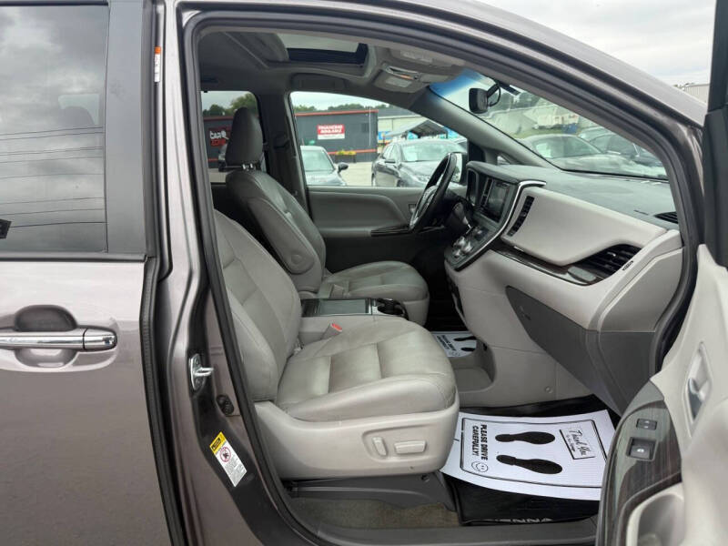 2017 Toyota Sienna XLE 8-Passenger