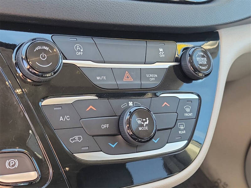 2020 Chrysler Voyager LXi