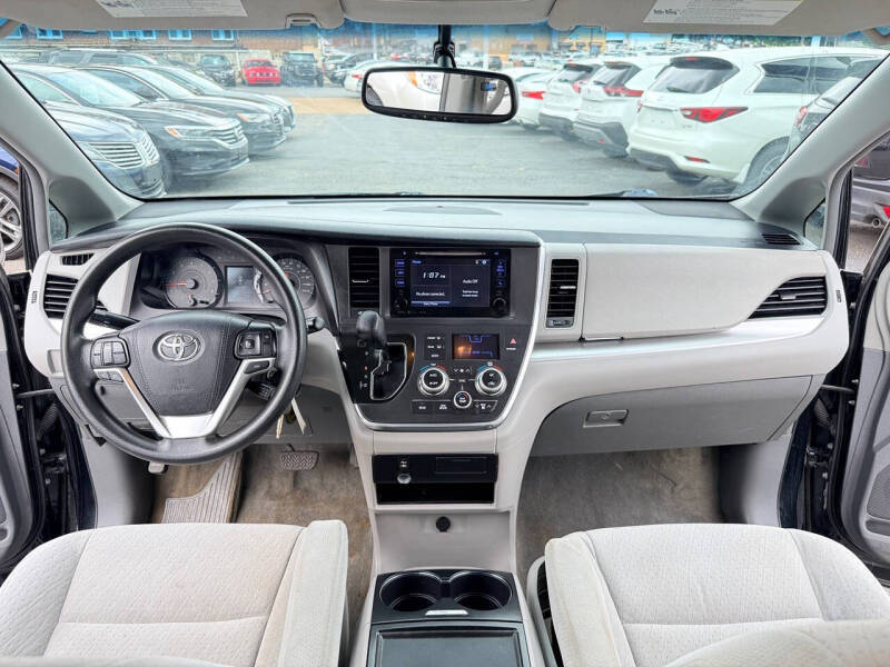 2016 Toyota Sienna LE 8-Passenger