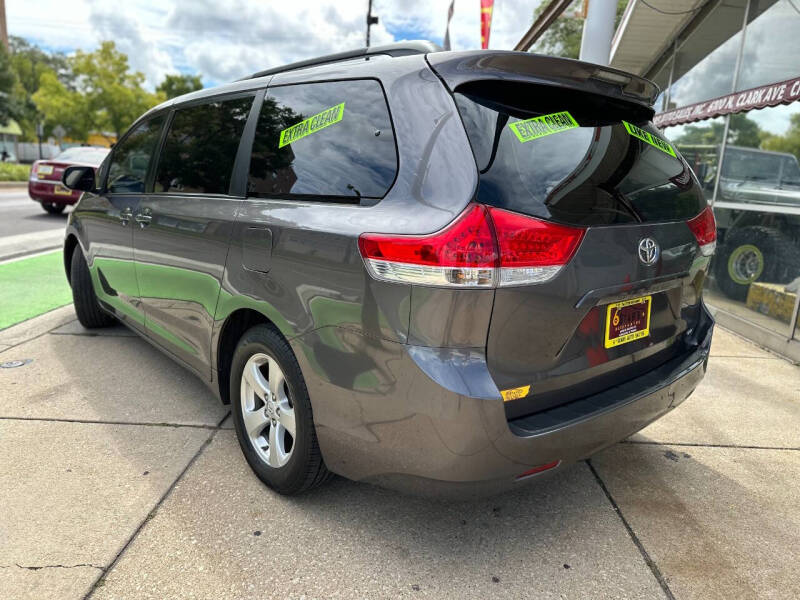 2011 Toyota Sienna LE photo 8