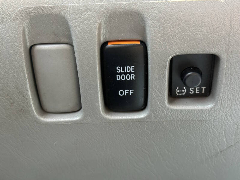 2005 Toyota Sienna LE 7 Passenger