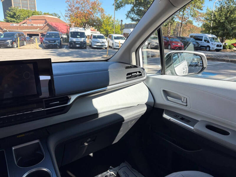 2025 Toyota Sienna LE 8-Passenger