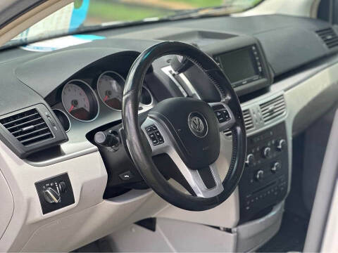 2011 Volkswagen Routan SE