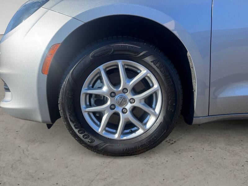 2021 Chrysler Voyager LX