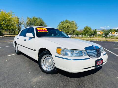 2001 Lincoln Town Car for sale at Bargain Auto Sales LLC in Garden City ID