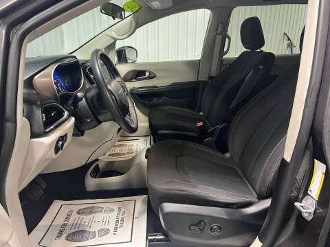 2022 Chrysler Voyager LX