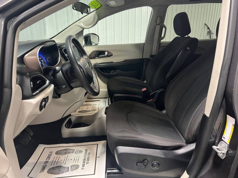 2022 Chrysler Voyager LX