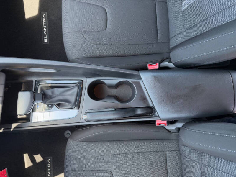 2024 Hyundai Elantra SE