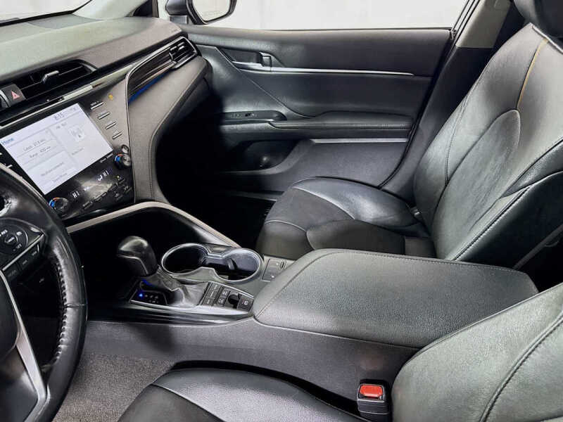 2020 Toyota Camry Hybrid XLE