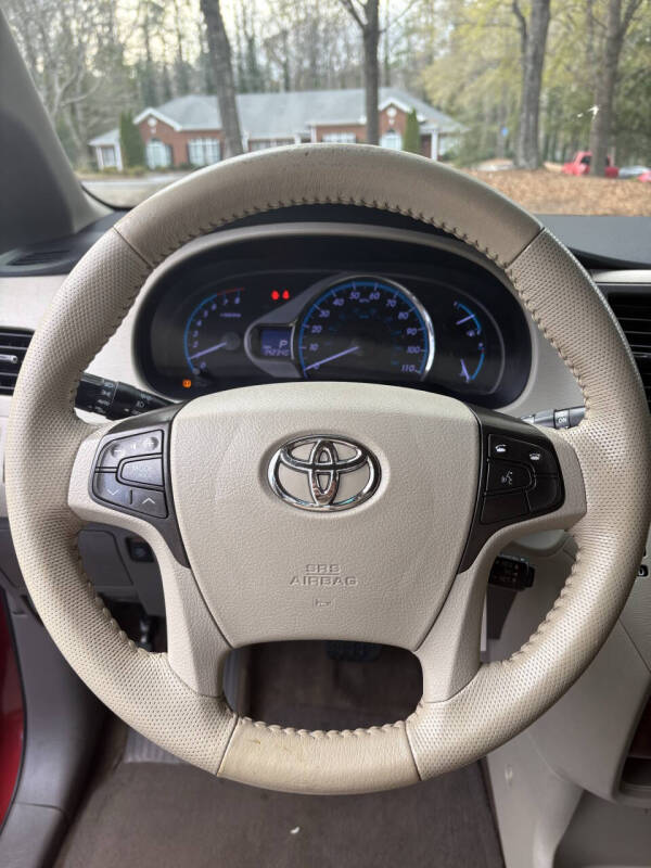 2014 Toyota Sienna XLE 7-Passenger Auto Access Seat