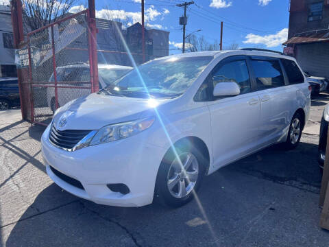 2013 Toyota Sienna LE 8-Passenger