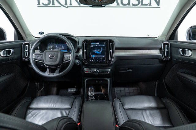 2023 Volvo XC40 B5 Plus Bright Theme