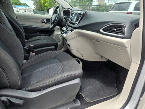 2023 Chrysler Voyager LX