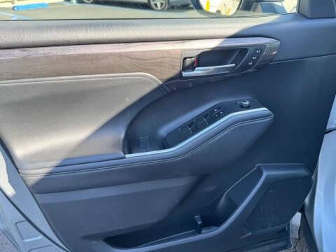 2023 Toyota Highlander Hybrid Platinum