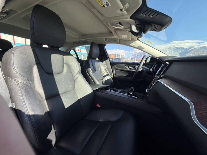 2024 Volvo S60 B5 Plus Dark Theme