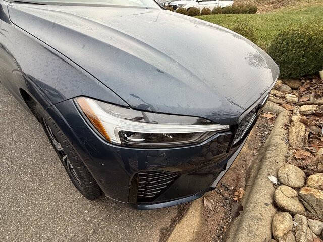 2025 Volvo XC60 B5 Plus Dark Theme