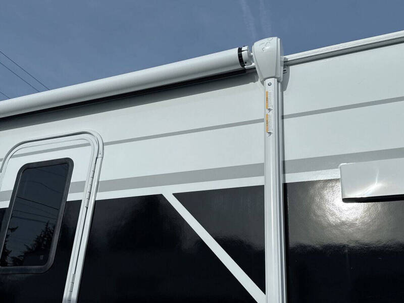 2026 Winnebago Thrive