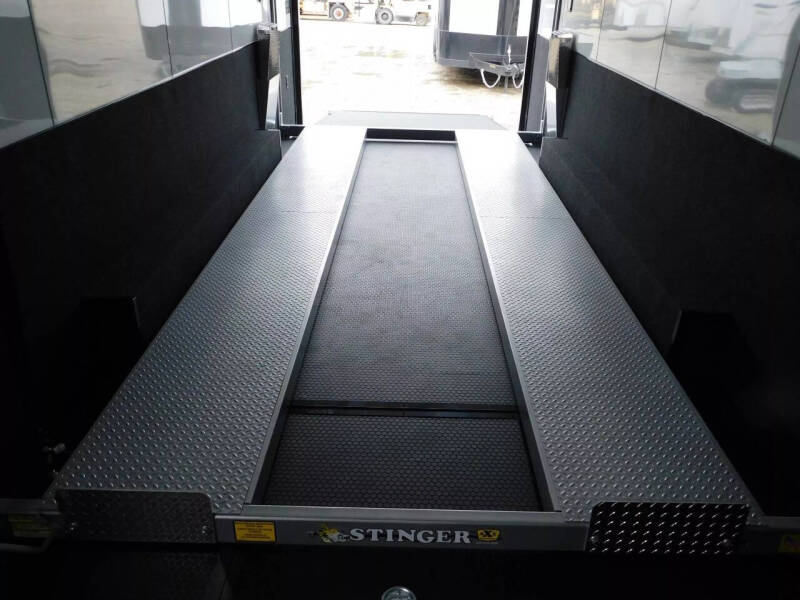 2025 United Trailers USH 28' Stacker Race Trailer L