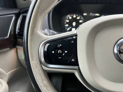 2016 Volvo XC90 T6 Momentum