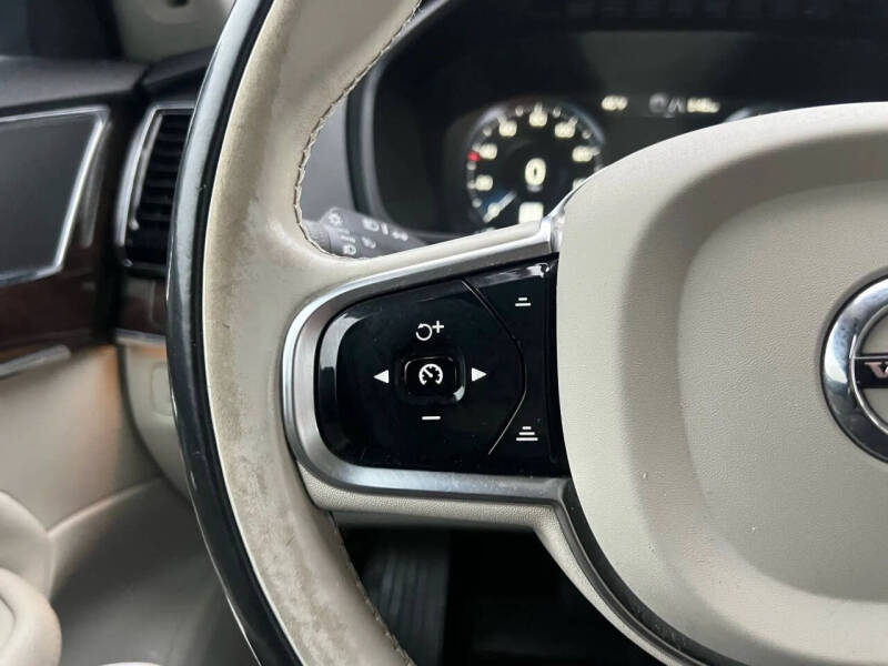 2016 Volvo XC90 T6 Momentum