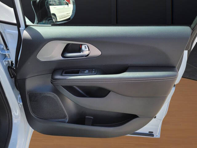 2027 Chrysler Pacifica LX