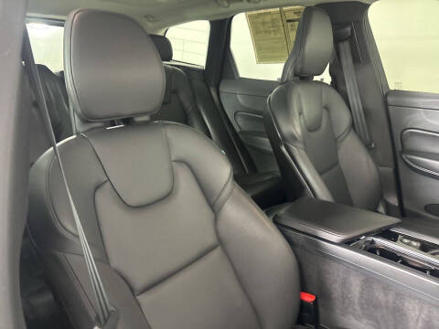 2024 Volvo XC60 B5 Core Dark Theme