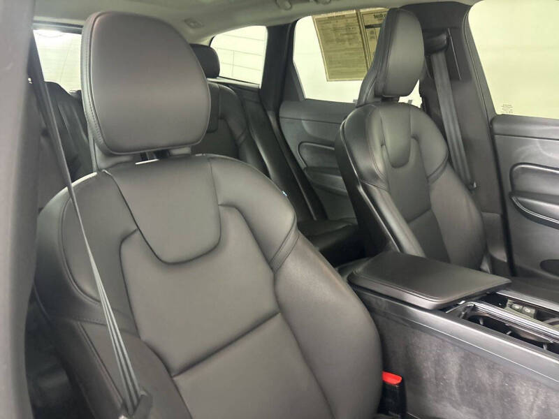 2024 Volvo XC60 B5 Core Dark Theme