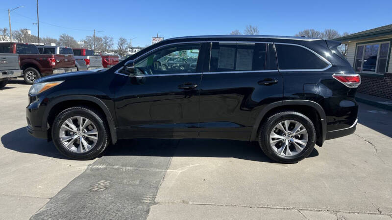 Used 2014 Toyota Highlander XLE with VIN 5TDKKRFH3ES016217 for sale in Mcpherson, KS