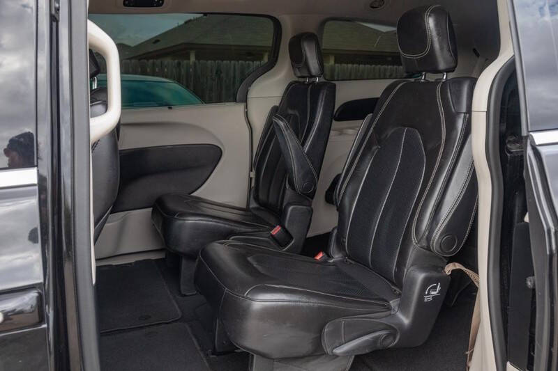 2020 Chrysler Voyager null photo 13