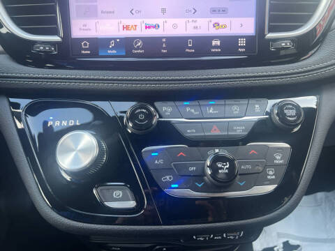 2025 Chrysler Pacifica Select