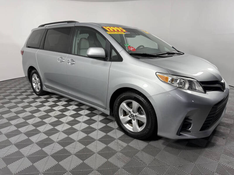 2020 Toyota Sienna LE's photo