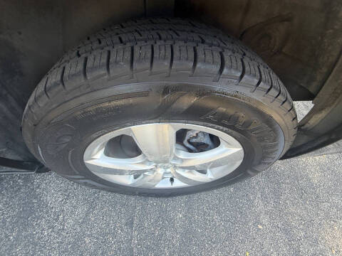 2011 Volkswagen Routan SE