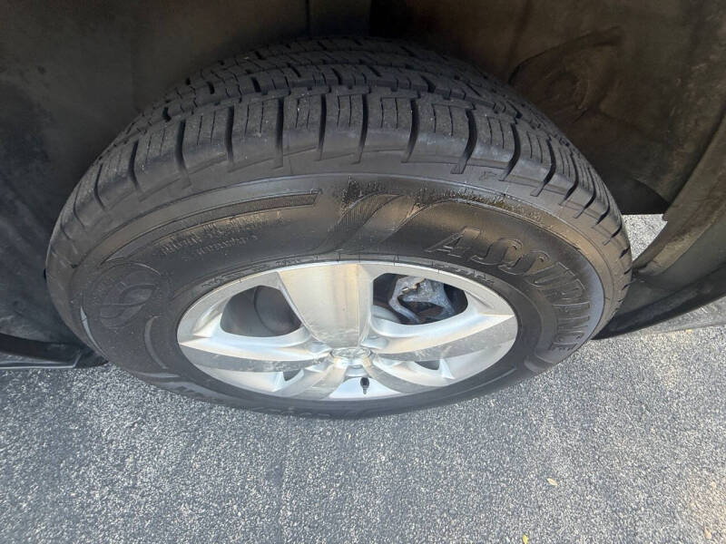 2011 Volkswagen Routan SE